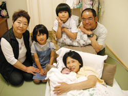 出産後の家族との集合写真