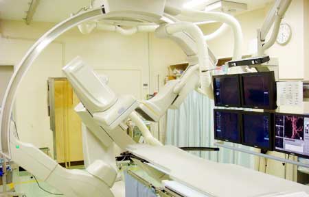 心臓カテーテル室に設置された血管造影検査装置