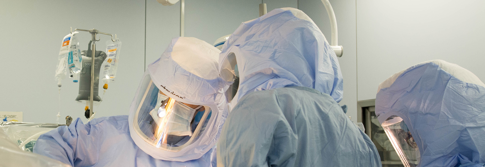 整形外科における防護服を装着した手術風景