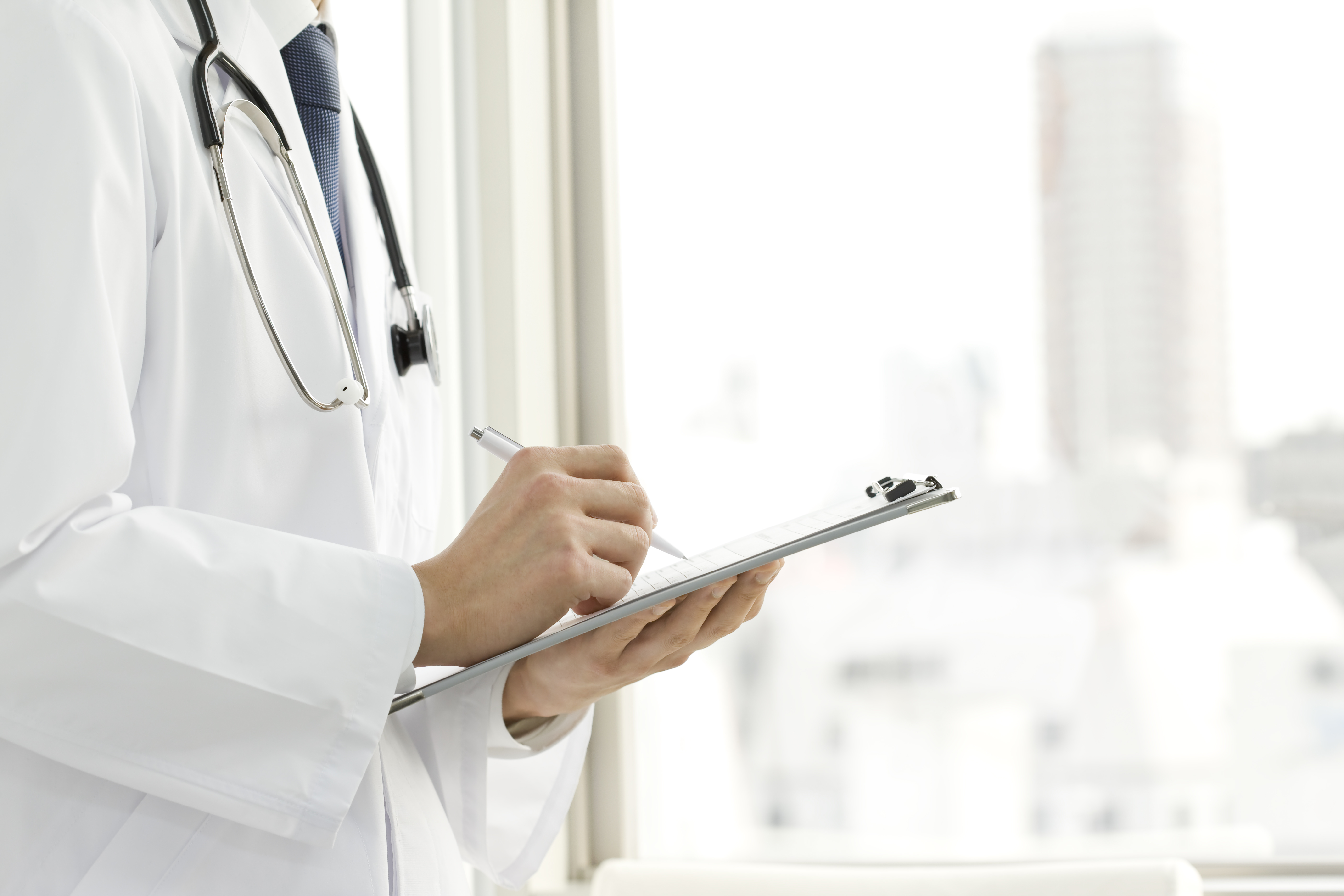 カルテを書く医師のイメージ